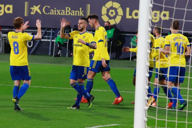 Los jugadores del Cádiz celebran el gol de Cala (Foto: Cristo García).