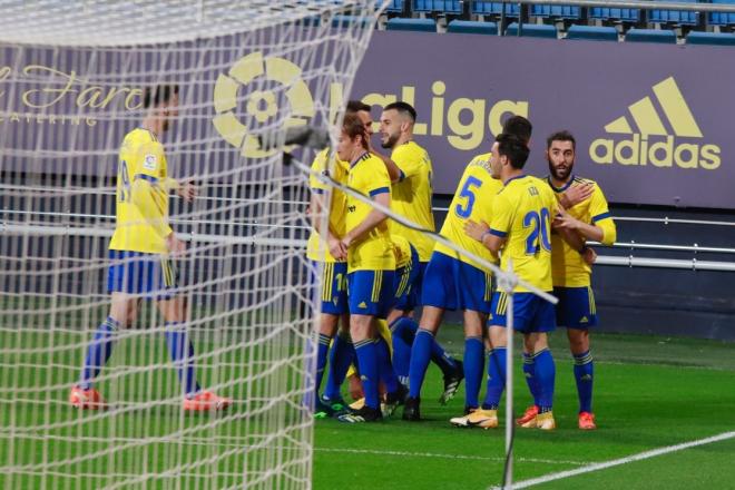 Los jugadores del Cádiz celebran el gol de Perea al Levante (Foto: Cristo García).