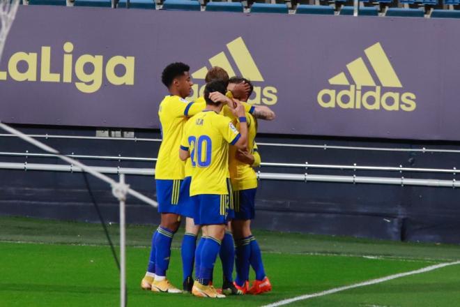 Los jugadores del Cádiz celebran el gol de Perea (Foto: Cristo García).