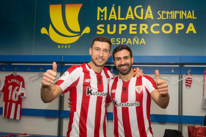 De Marcos y Balenziaga felices tras ganar la Supercopa en Sevilla (Foto: Athletic Club).
