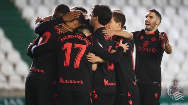 Los jugadores de la Real Sociedad se abrazan para festejar el gol de Willian José al Córdoba (Fot