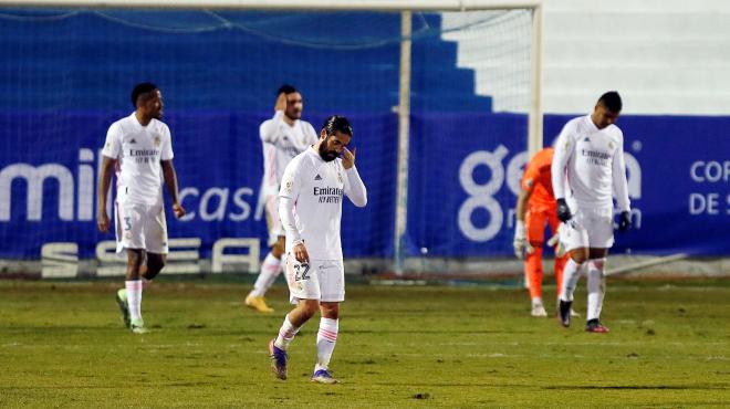 Los jugadores del Real Madrid se lamentan tras el gol del Alcoyano (Foto: EFE).