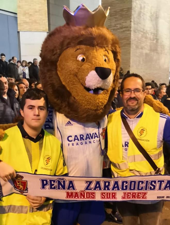 Con Zarpa, la mascota del Real Zaragoza (Foto: Luis Miguel Sánchez).