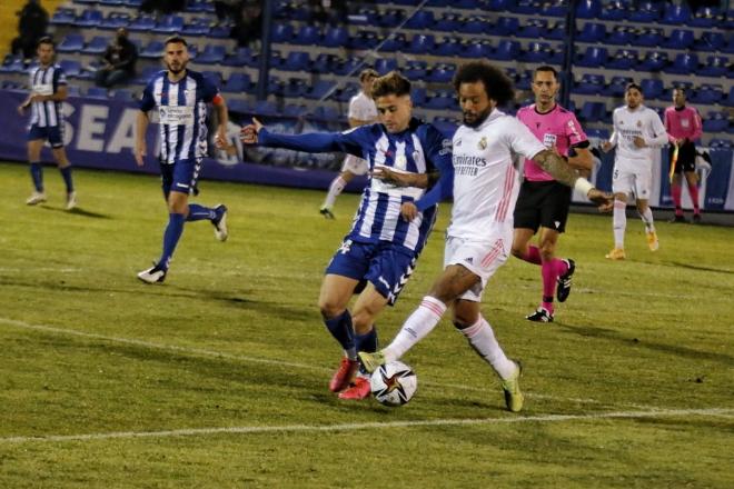 Marcelo trata de llevarse la pelota en el Alcoyano-Real Madrid (Foto: @CD_Alcoyano).