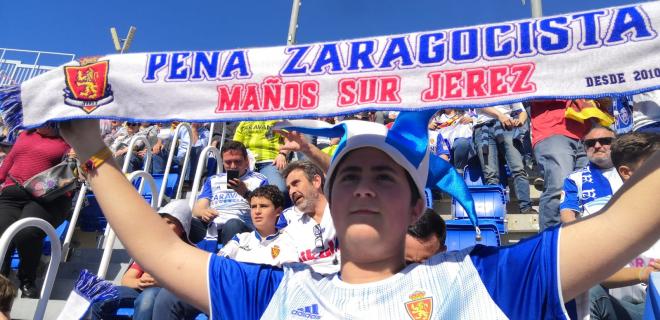Pablo Sánchez posa orgulloso con la bufanda de la Peña Maños Sur Jerez en las gradas de La Rosaleda (Foto: Luis Miguel Sánchez).
