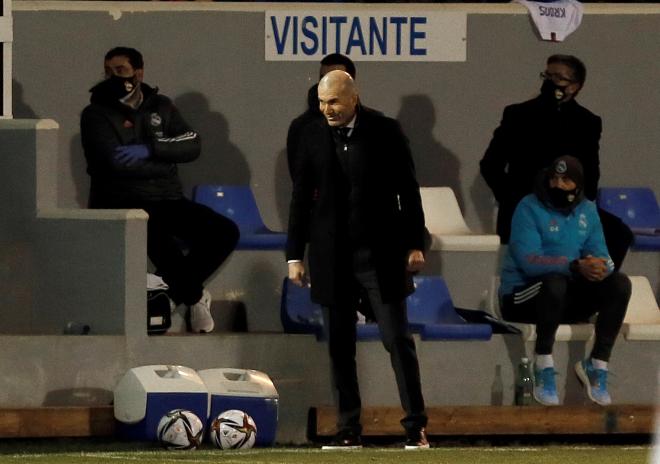Zidane sigue el partido desde la banda del estadio de El Collao (FOTO: EFE).