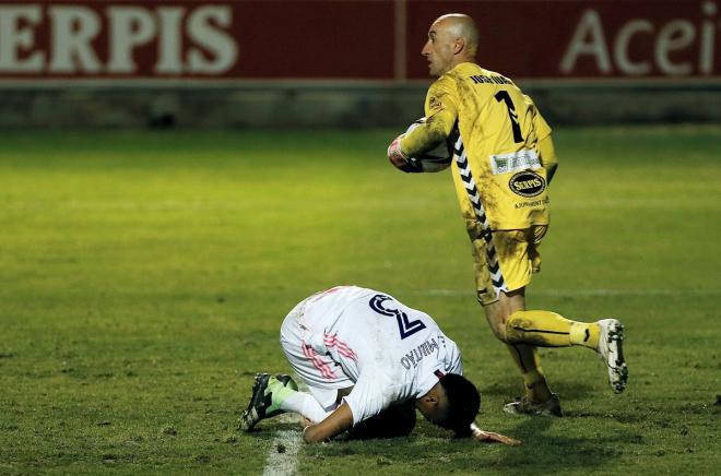 José Juan atrapa un balón delante de Militao (Foto: EFE).