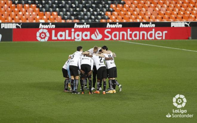 Piña de los jugadores del Valencia CF antes del partido ante Osasuna (Foto: LaLiga).