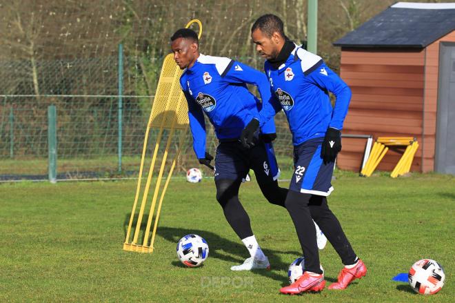 Uche Agbo y Diego Rolan entrenando con el Deportivo (Foto: RCD).