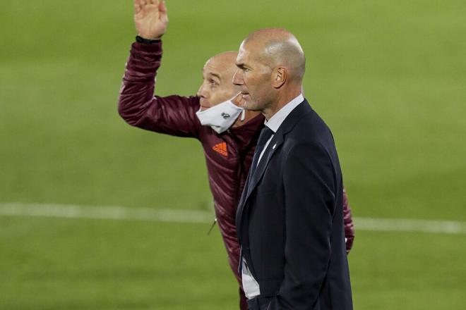 Bettoni, dando órdenes junto a Zidane (Foto: EFE).