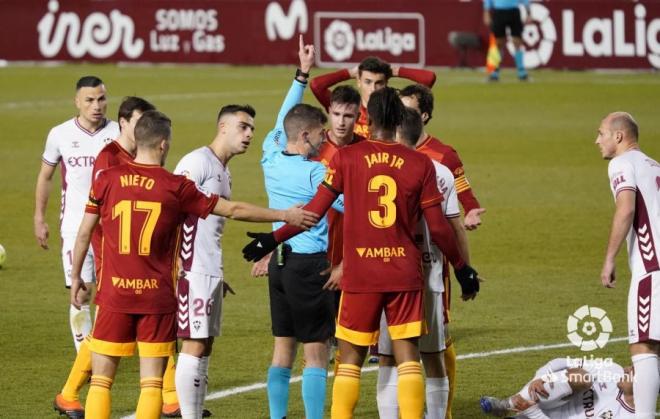 Ávalos Barrera señala penalti a Vigaray durante el Albacete-Real Zaragoza (Foto: LaLiga)