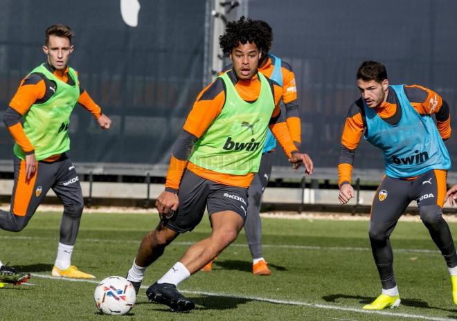 Koba en la sesión de entrenamiento (Foto: Valencia CF)