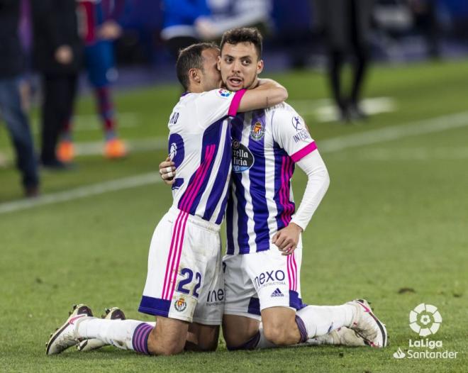Óscar Plano se abraza a Nacho para celebrar su gol al Levante (Foto: LaLiga).