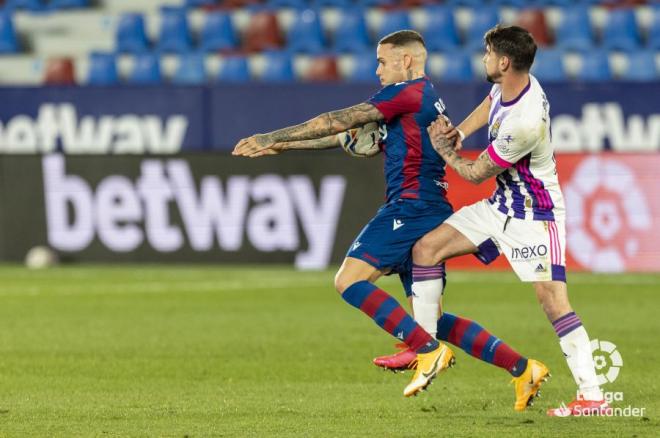 Roger en el Levante - Valladolid. (Foto: LaLiga)