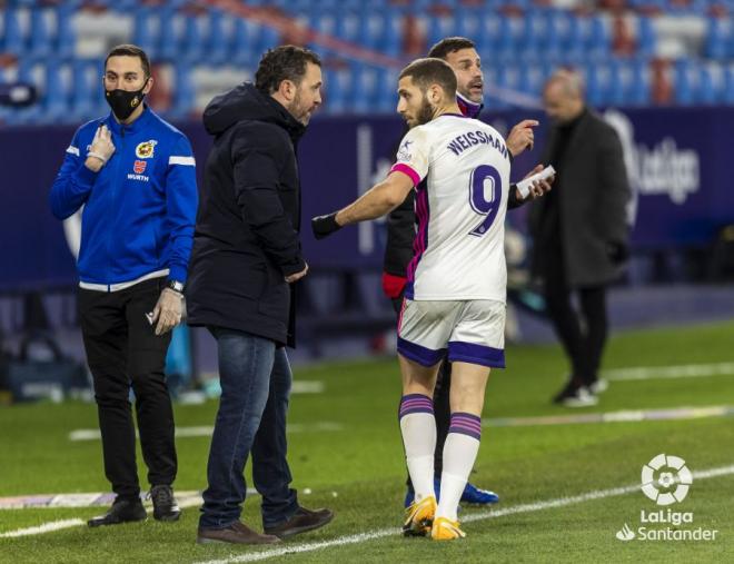 Weissman atiende las indicaciones de Sergio González en el duelo ante el Levante (Foto: LaLiga).