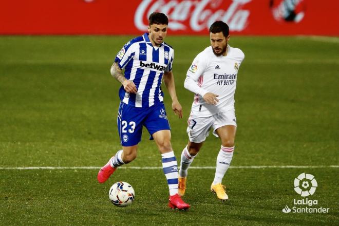 Ximo Navarro controla delante de Eden Hazard (Foto: LaLiga Santander).
