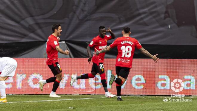 Amath, Abdón Prats y Sánchez celebran el gol del primero en el Mallorca-Rayo (Foto: LaLiga).