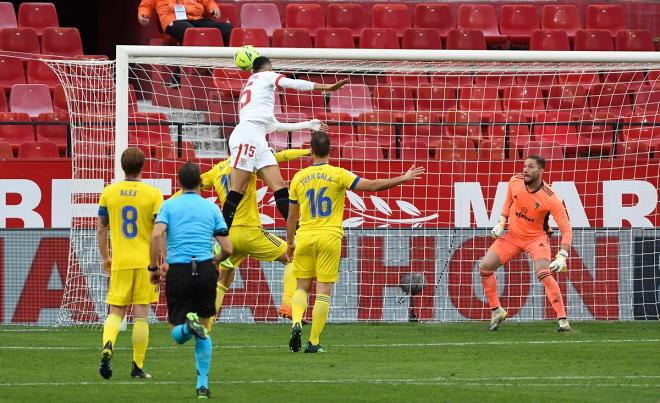 En-Nesyri reamata a gol en un partido ante el Cádiz (Foto: Kiko Hurtado).
