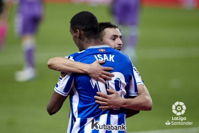Gorosabel e Isak se abrazan tras el gol del sueco al Real Betis (Foto: LaLiga).