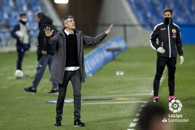 Imanol Alguacil hace señas a sus jugadores durante el duelo ante el Betis (Foto: LaLiga).