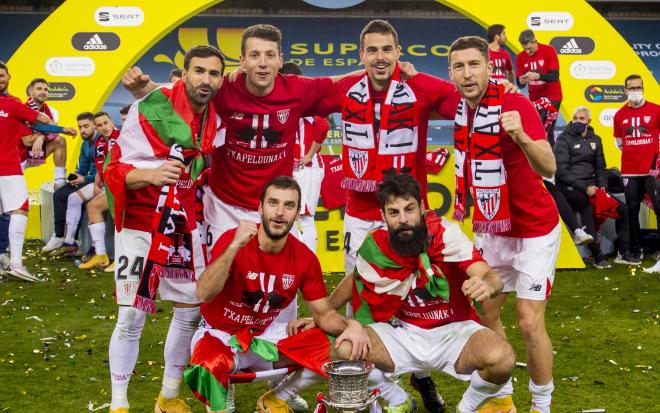 Los 6 miembros de 'Orsai' con la Supercopa ganada en ante el Barça en Sevilla (Foto: Athletic Club).