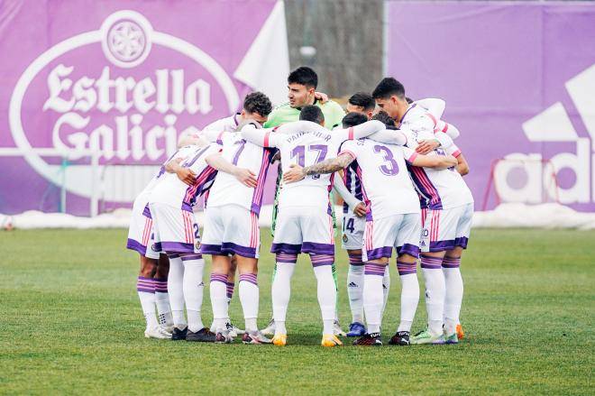 Piña de los jugadores del Promesas antes de enfrentarse al Langreo (Foto: Real Valladolid).