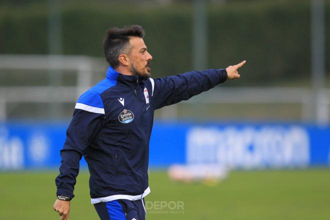 El técnico del Deportivo Rubén de la Barrera dirigiendo un entrenamiento (Foto: RCD).