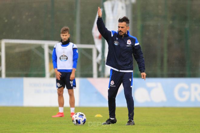 Rubén de la Barrera dando órdenes en Abegondo (Foto: RCD).