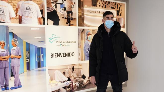 Carlos Fernández saluda tras pasar el reconocimiento médico (Foto: Real Sociedad).