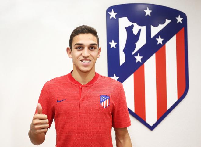 Juan Manuel Sanabria posa delante del escudo del Atlético de Madrid (Foto: Atleti).