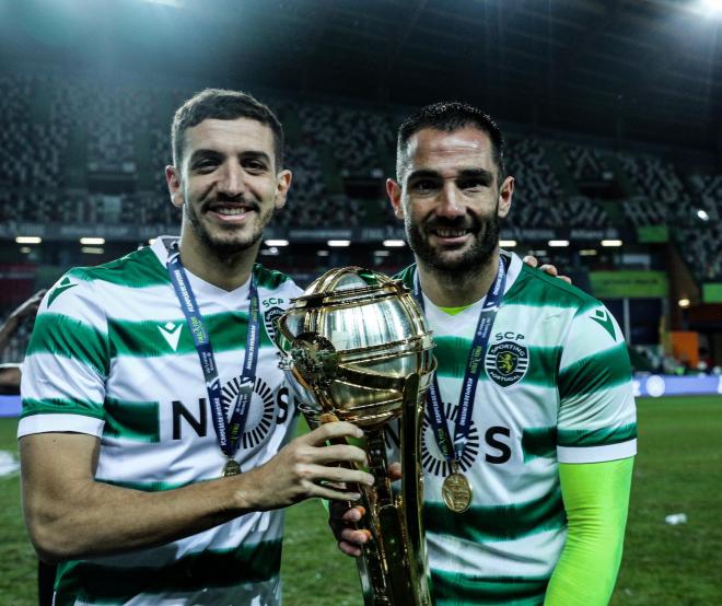 Zou Feddal, jugador que interesa al Celta, posa con Antonio Adán tras lograr un trofeo en el Sporting de Portugal