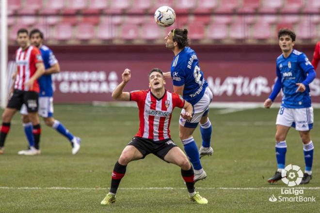 Rodri golpea el balón de cabeza ante el Logroñés (Foto: LaLiga).