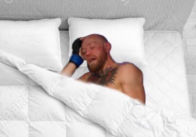McGregor, colocado en una cama.