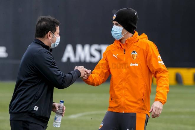 Anil Murthy en Paterna con uno de los capitanes (Foto: Valencia CF)