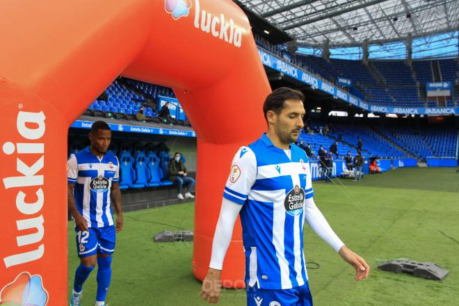 Celso Borges delante de Beauvue antes de un partido (Foto: RCD).