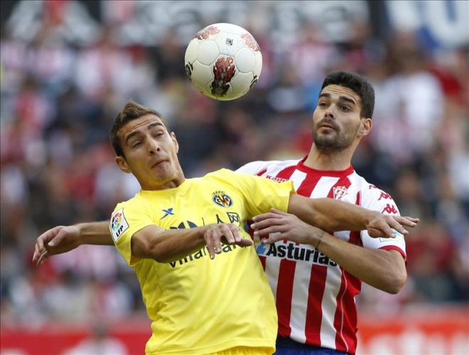 Botía disputa un balón con la camiseta del Sporting (Foto: EFE).