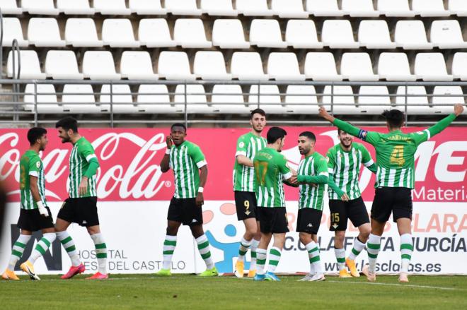 Los jugadores del Betis Deportivo celebran un gol.