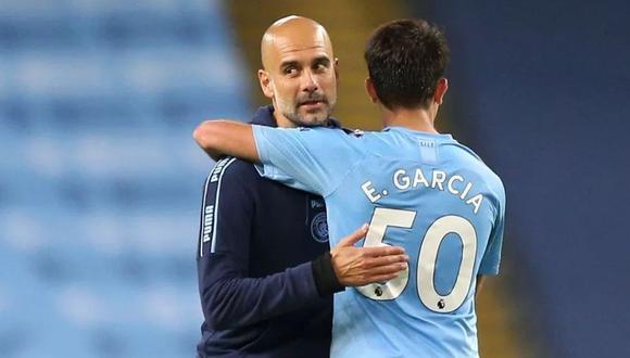 Pep Guardiola aprecia a Eric García durante un partido del Manchester City.