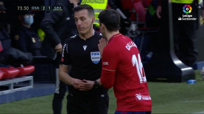 Calleri protesta la decisión del colegiado.