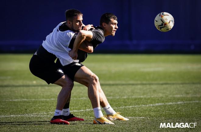 Ismael Casas y Yanis, peleando por un balón en un entrenamiento (Foto: Málaga CF).