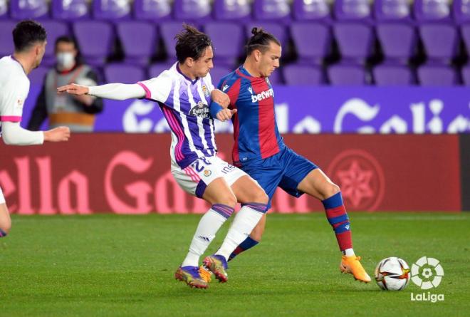 Vilarrasa defiende a Son en el duelo ante el Levante de la Copa del Rey (Foto: LaLiga).