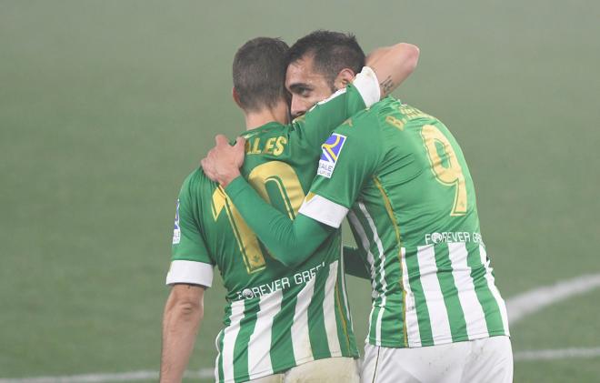 Borja Iglesias se abraza a Canales (foto: Kiko Hurtado).