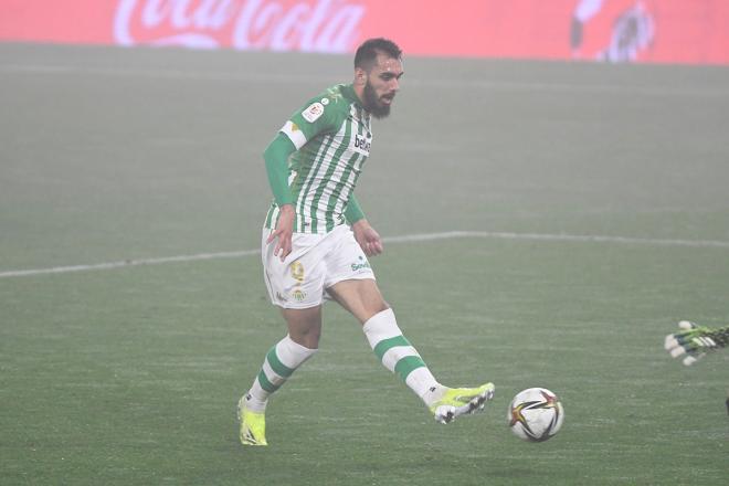 Borja Iglesias marca uno de los goles en Copa a la Real Sociedad (Foto: Kiko Hurtado).