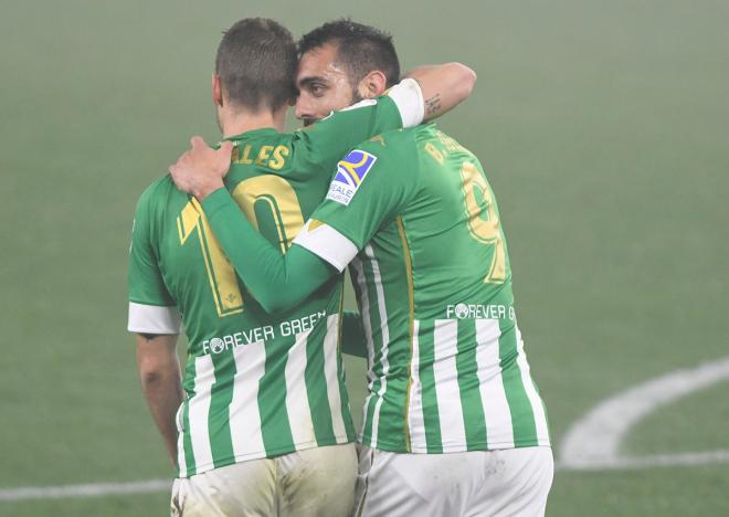 Canales y Borja celebran un gol a la Real Sociedad (Foto: Kiko Hurtado).