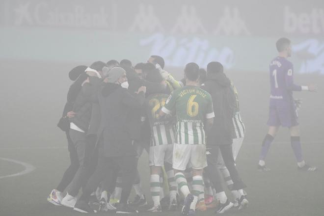 Los jugadores del Betis hacen piña tras el pase a cuartos.