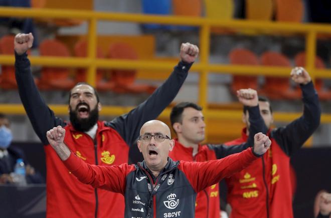 Jordi Ribera y el banquillo celebran un gol en el España-Noruega del Mundial de Egipto (Foto: EFE)