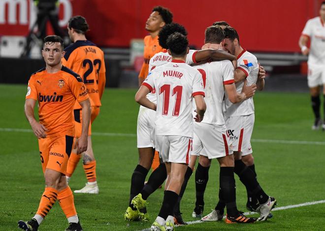 Los jugadores del Sevilla celebran el primer gol de De Jong (Foto: Kiko Hurtado).