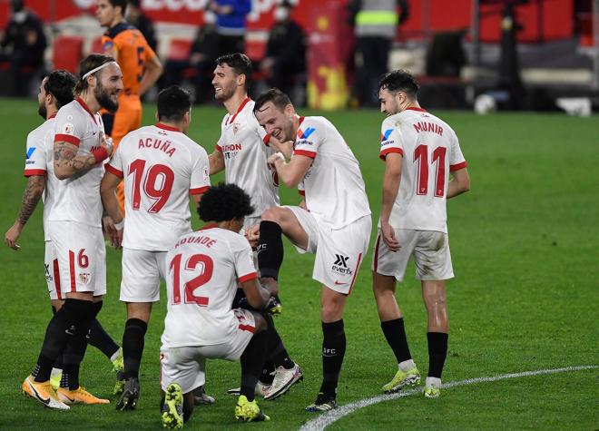 Los jugadores del Sevilla celebran el gol de Rakitic (Foto: Kiko Hurtado).
