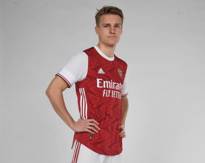 Martin Odegaard posa con la camiseta del Arsenal (Foto: Arsenal FC).
