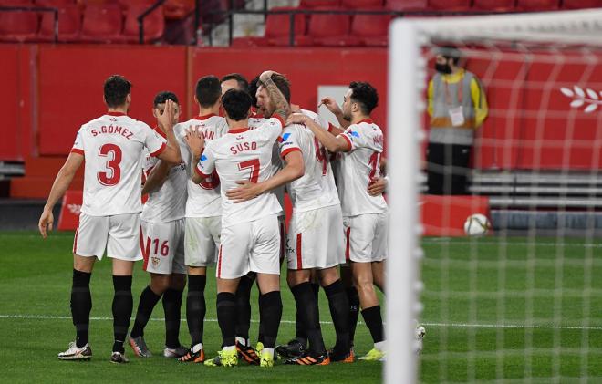 Los jugadores del Sevilla se abrazan tras uno de los goles (Foto: Kiko Hurtado)